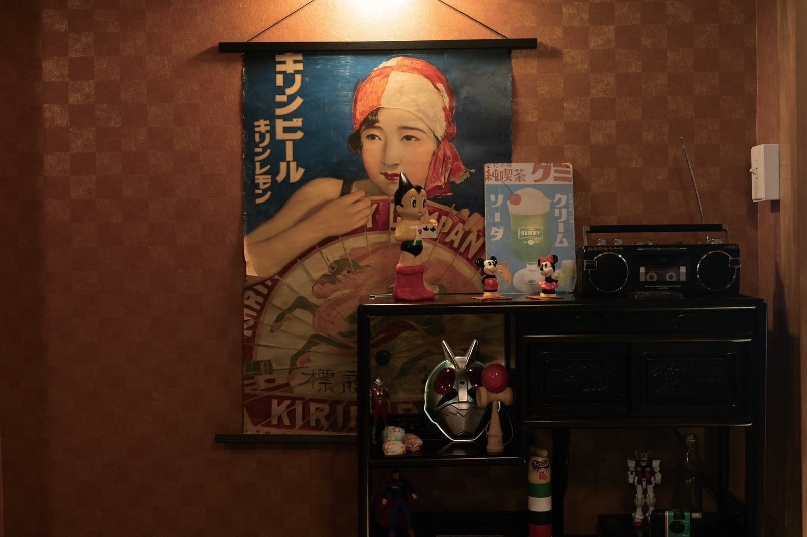 昭和のポスターと茶箪笥