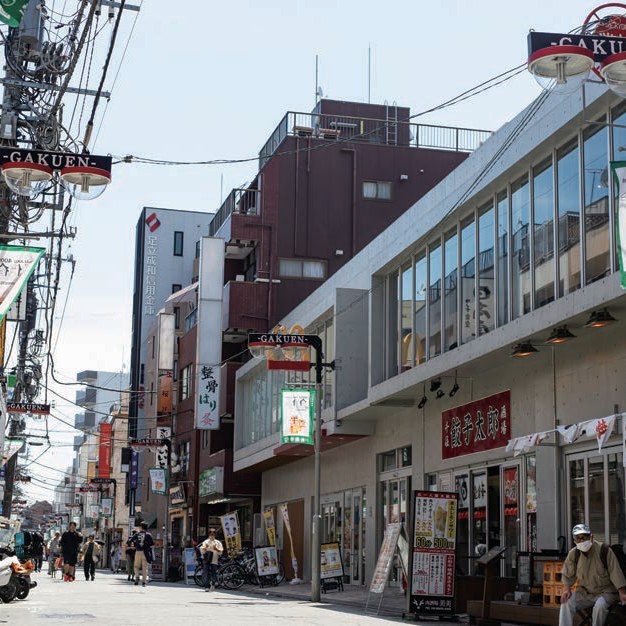 東口から続く商店街の通り