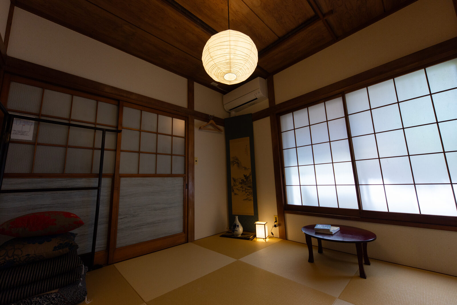 行灯と丸卓のある江戸の間