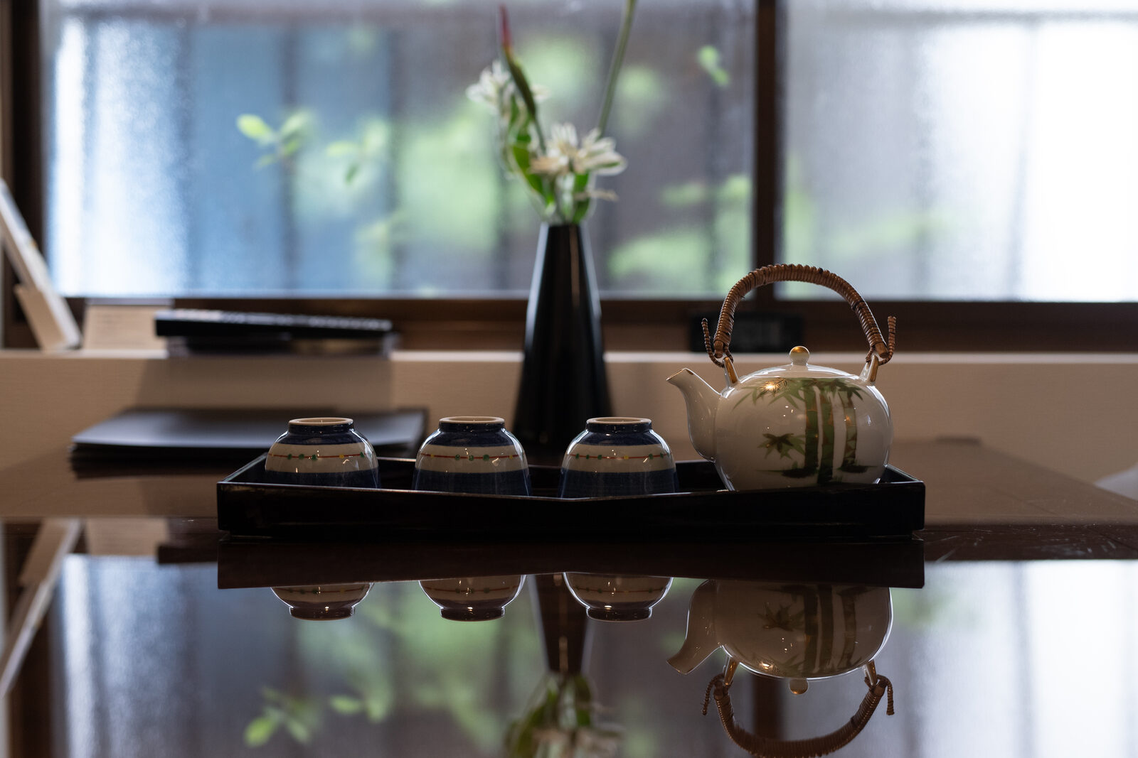 テーブルに置かれた茶器