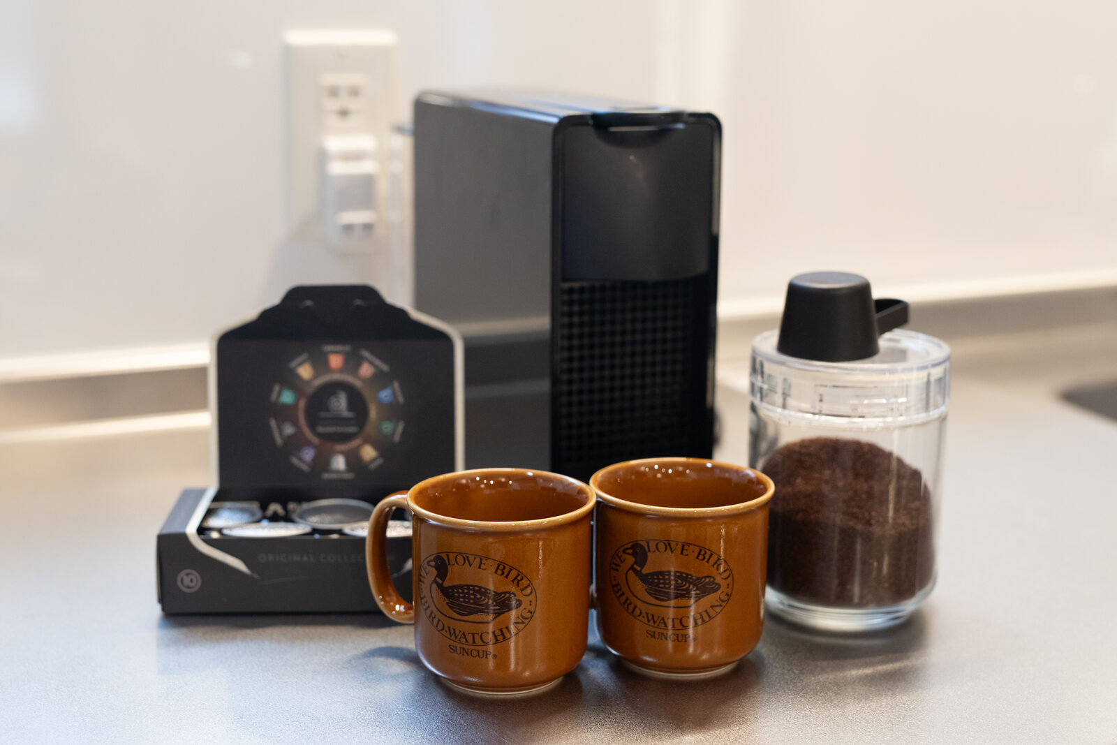 コーヒーメーカーとマグカップ