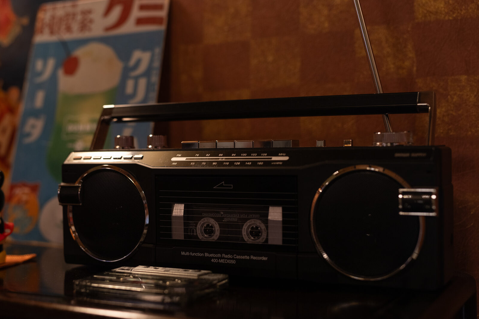 ラジカセと昔のポスター