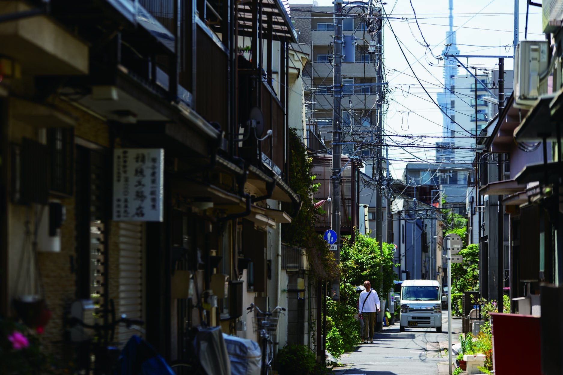 スカイツリーをのぞむ北千住の路地