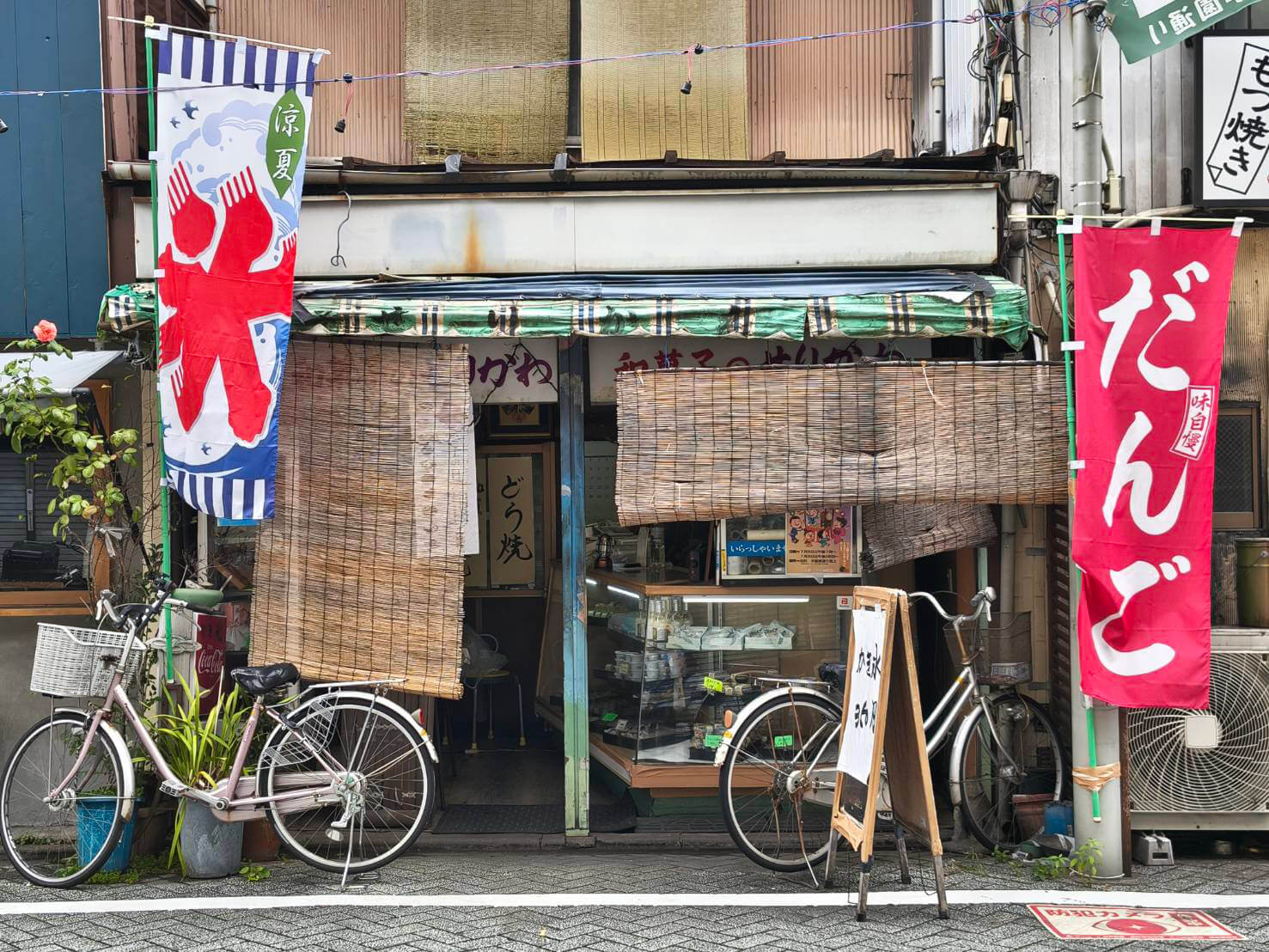 コーヒーメーカーとマグカップ