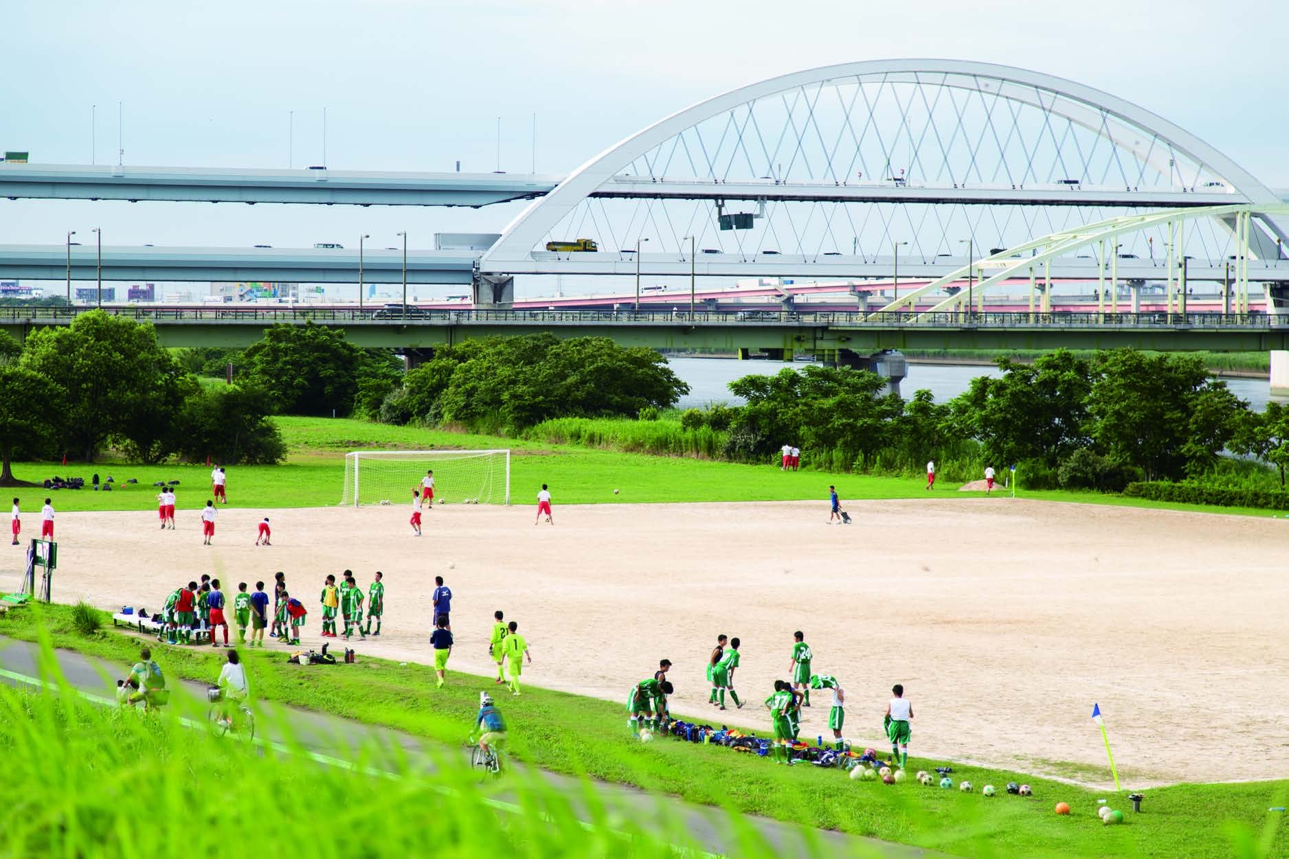 荒川の河川敷のグラウンド